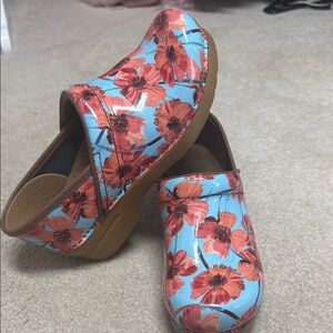 Dansko Poppies size 38, patent leather, EUC !!! Orange red and blue